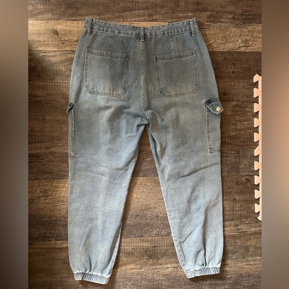 High Waisted Cargo Jeans - Picture 10 of 12